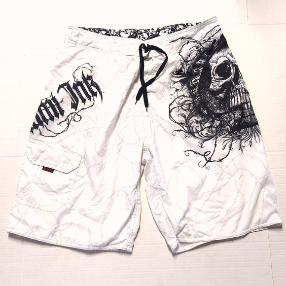 Miami Ink Grunge White Skull Graphic Shorts Size 38 - Picture 2 of 8